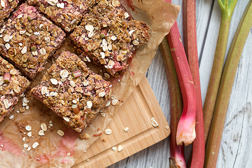 strawberry rhubarb crumble bars overhead