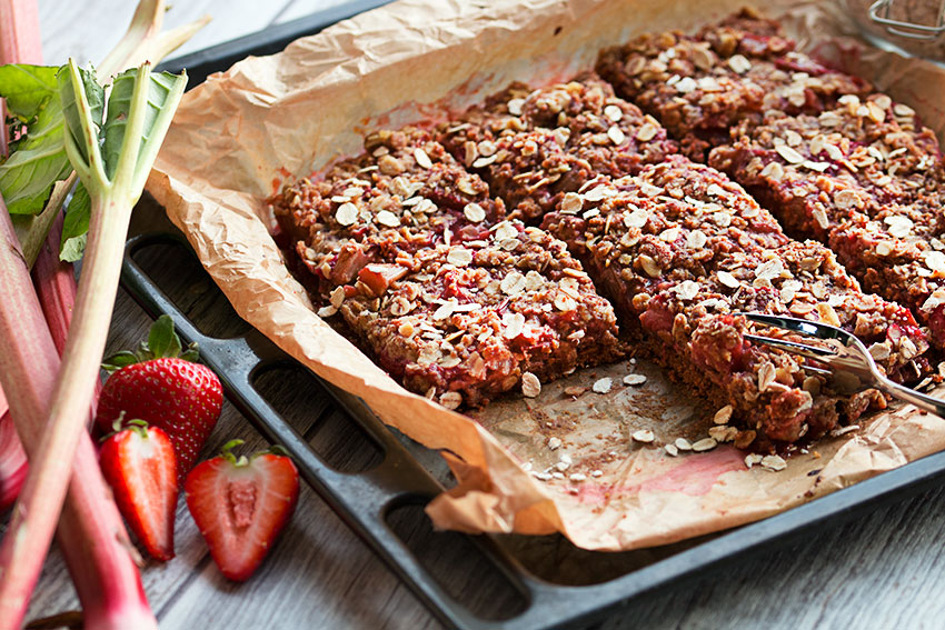 strawberry rhubarb crumble squares with fork