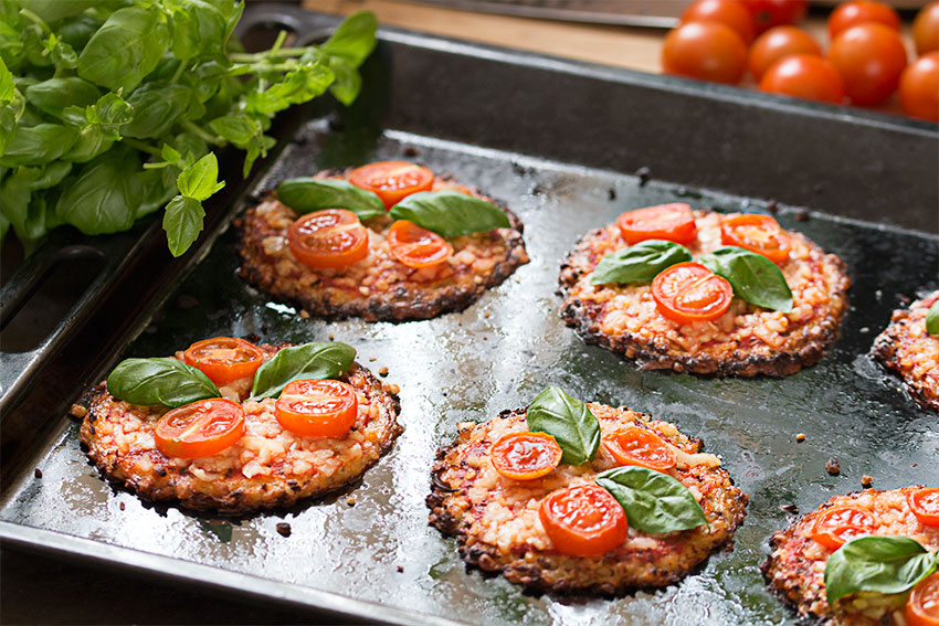 vegan mini cauliflower pizzas