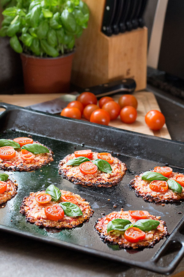 vegan mini cauliflower pizzas