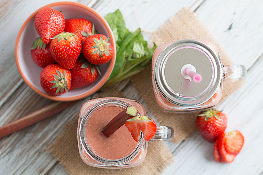 rhubarb strawberry smoothie