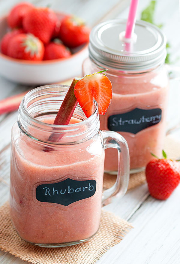 rhubarb strawberry smoothie